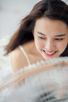伽罗太华流眼泪翻白眼咬铁球